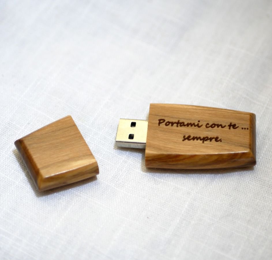 Llave USB de madera personalizable mediante grabado