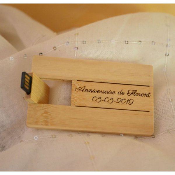 Llave USB de 32 GB Tarjeta de madera de bamb&uacute; personalizable mediante grabado