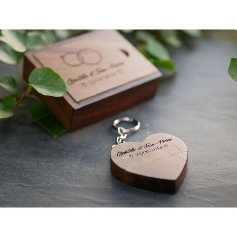 Memoria USB Corazón de 32 GB en caja de madera oscura