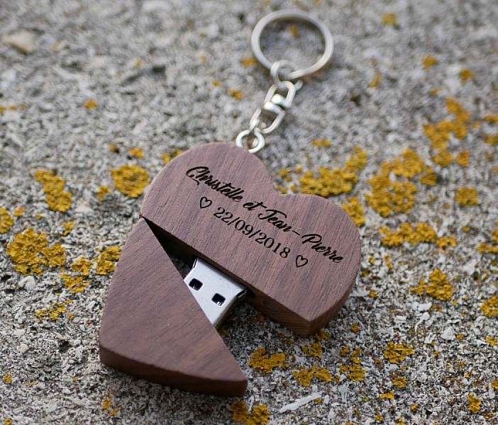 Clé USB cœur en bois personnalisée avec porte-clés.