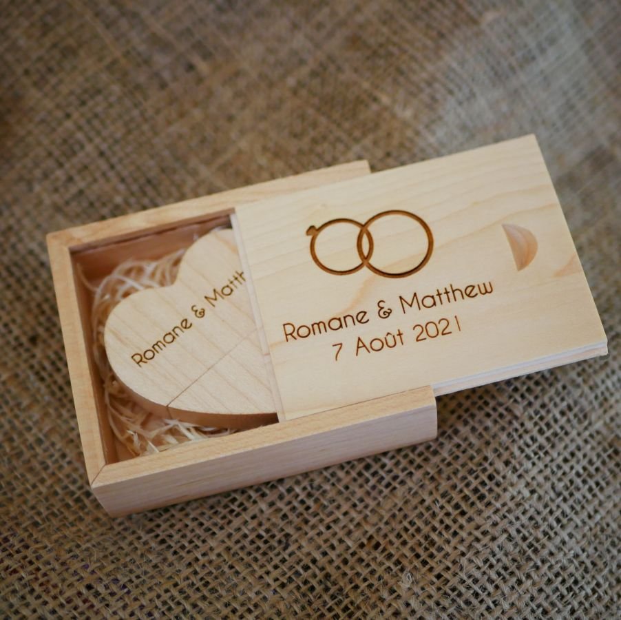 Memoria USB Corazón de 32 GB en caja de madera clara