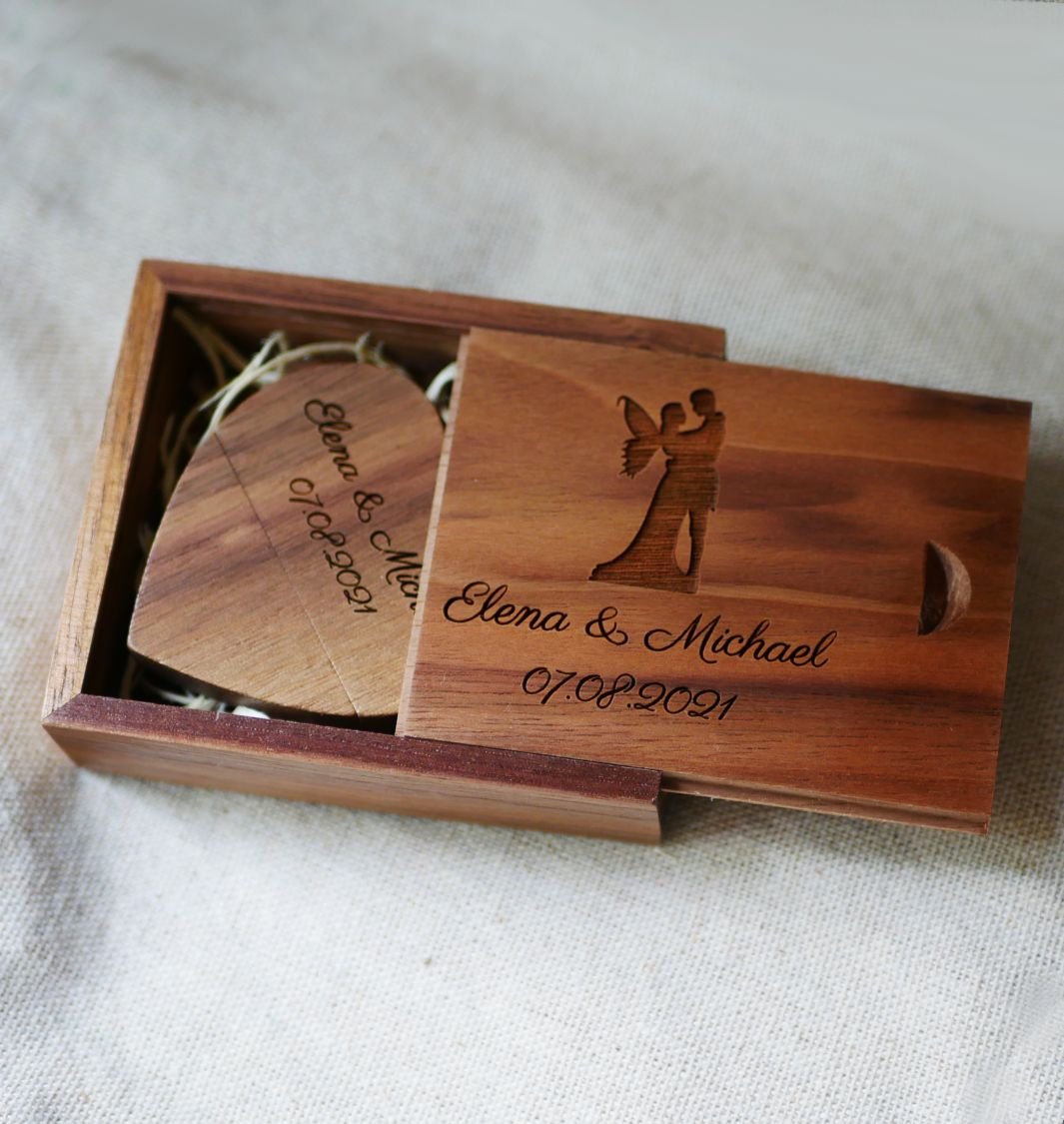 Memoria USB Corazón de 32 GB en caja de madera oscura