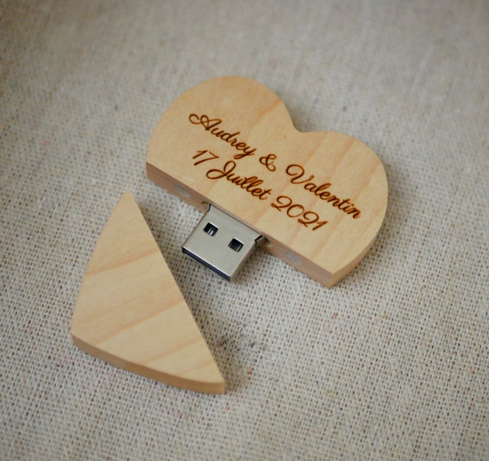 Memoria USB Corazón de 32 GB en caja de madera clara