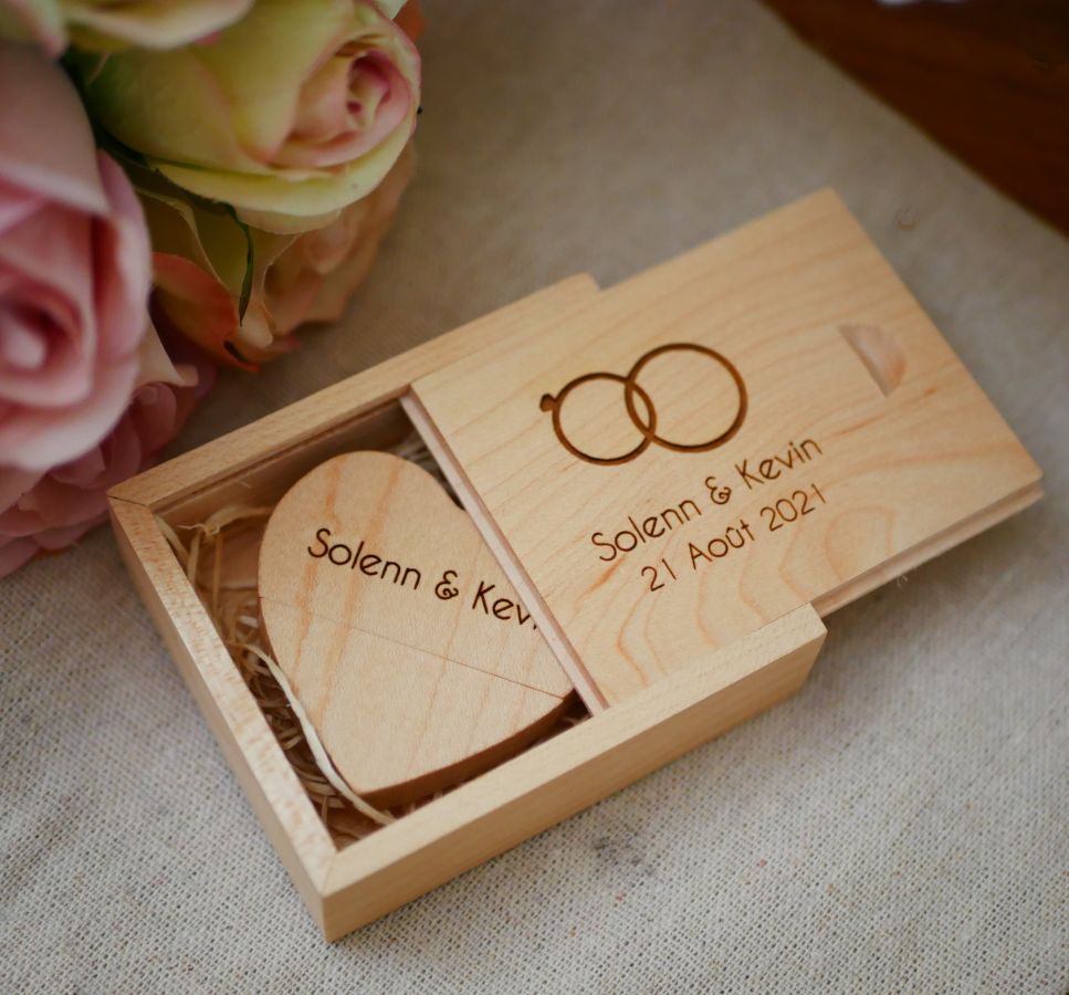 Memoria USB Corazón de 32 GB en caja de madera clara