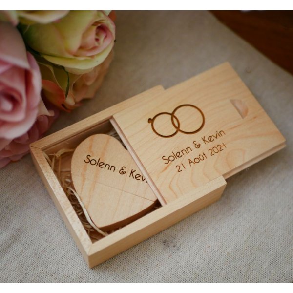 Memoria USB Coraz&oacute;n de 32 GB en caja de madera clara