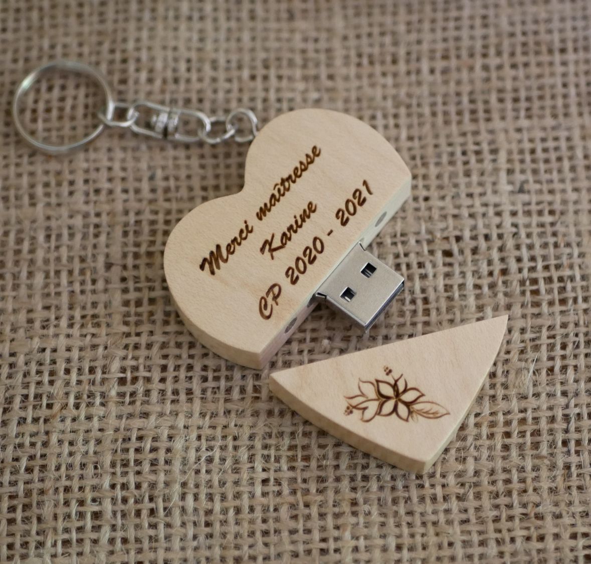 Memoria USB Corazón de 32 GB en caja de madera clara