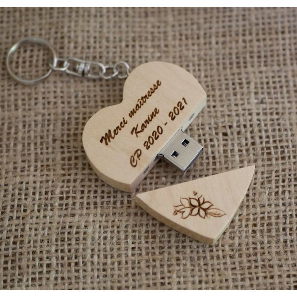 Memoria USB Coraz&oacute;n de 32 GB en caja de madera clara