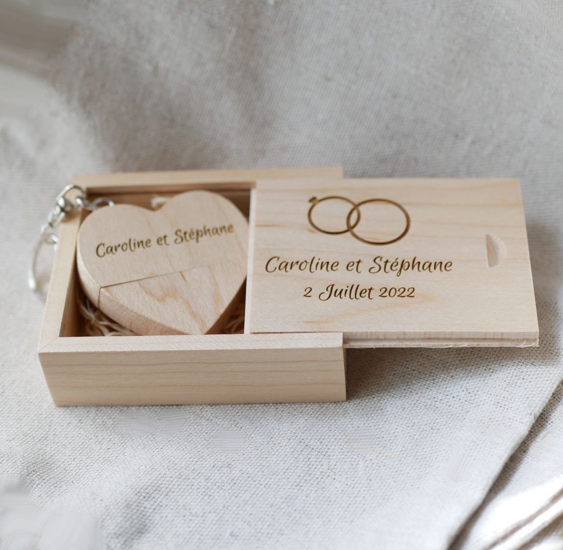 Memoria USB Corazón de 32 GB en caja de madera clara