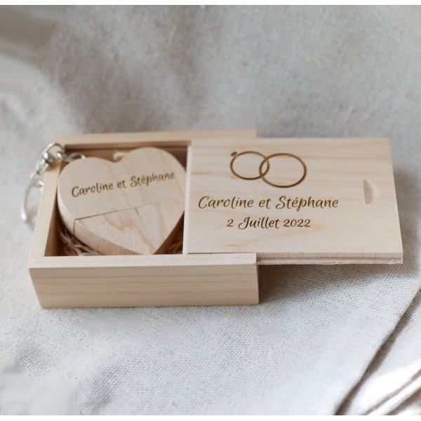 Memoria USB Coraz&oacute;n de 32 GB en caja de madera clara