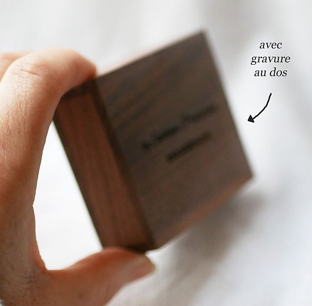 Coffret en bois foncé personnalisé avec gravure au dos.