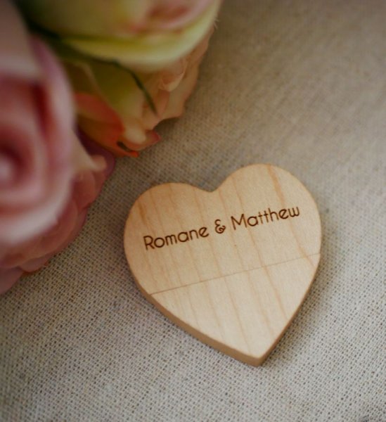 Memoria USB Coraz&oacute;n de 32 GB en caja de madera clara