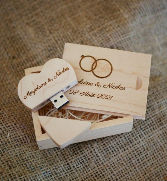 Memoria USB Coraz&oacute;n de 32 GB en caja de madera clara