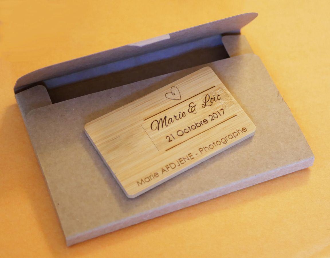 Tarjeta de madera de nogal con llave USB de 32 GB personalizable mediante grabado