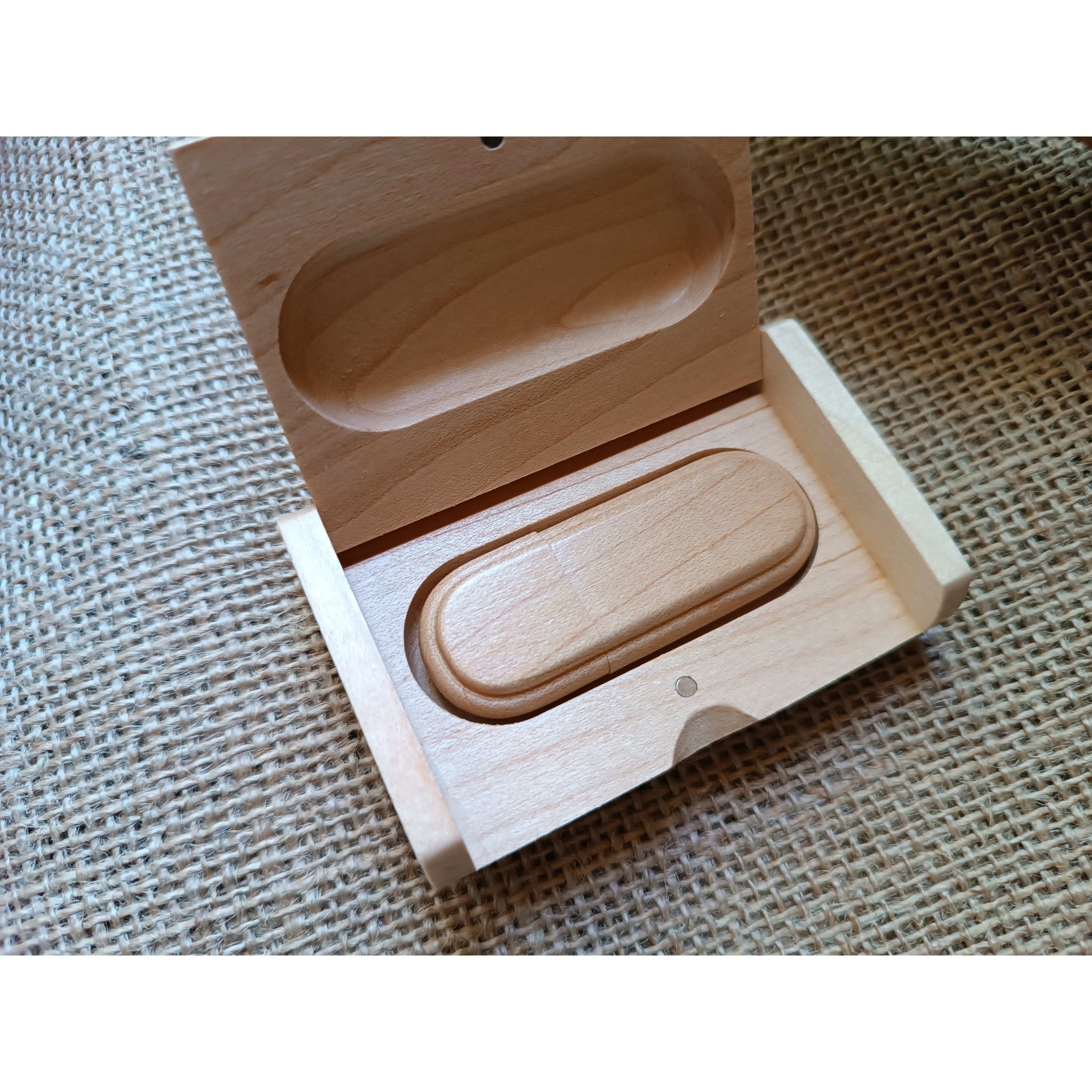 Memoria USB 2.0 de 32 GB grabada en estuche de madera de arce