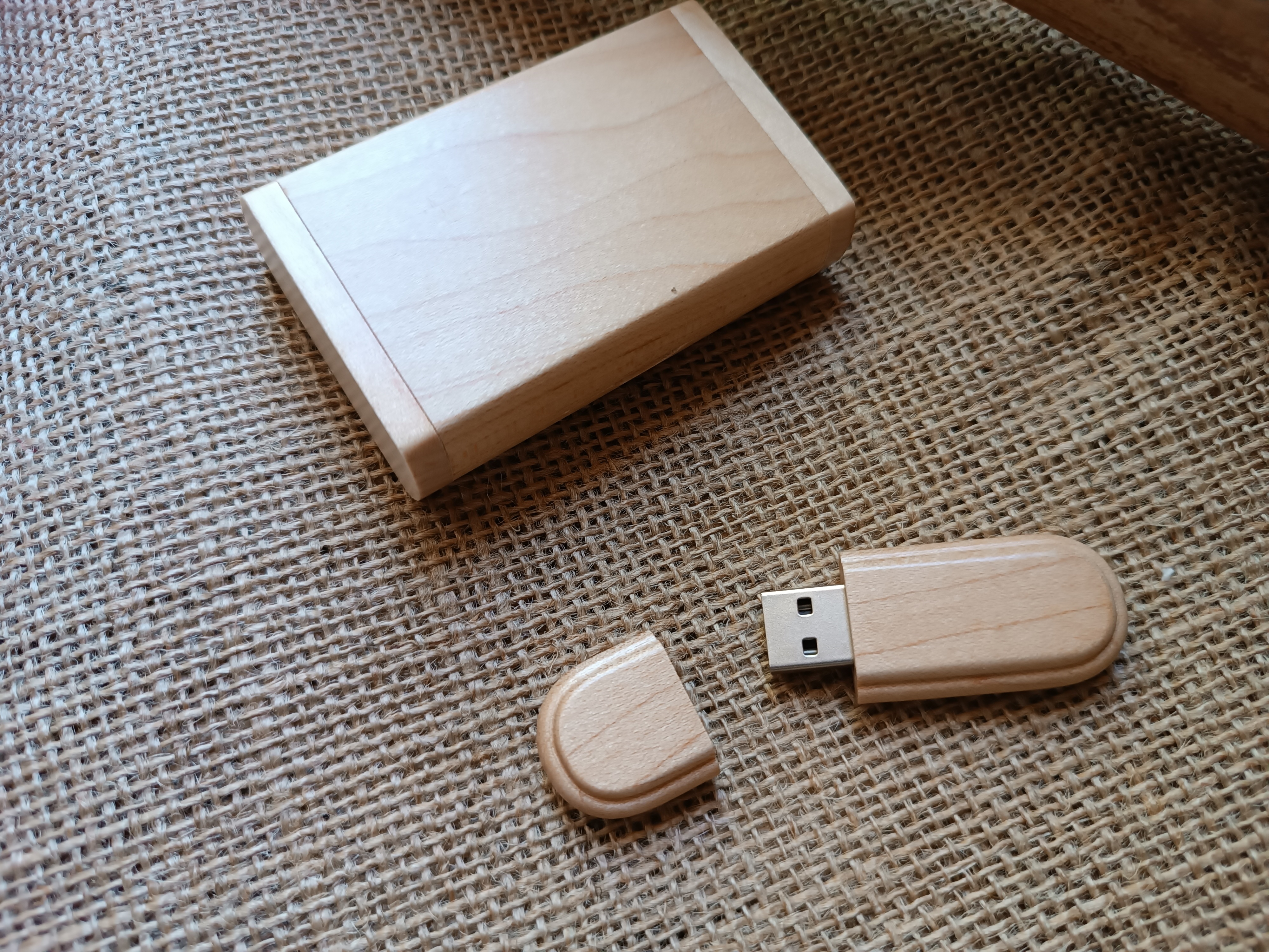 Memoria USB 2.0 de 32 GB grabada en estuche de madera de arce