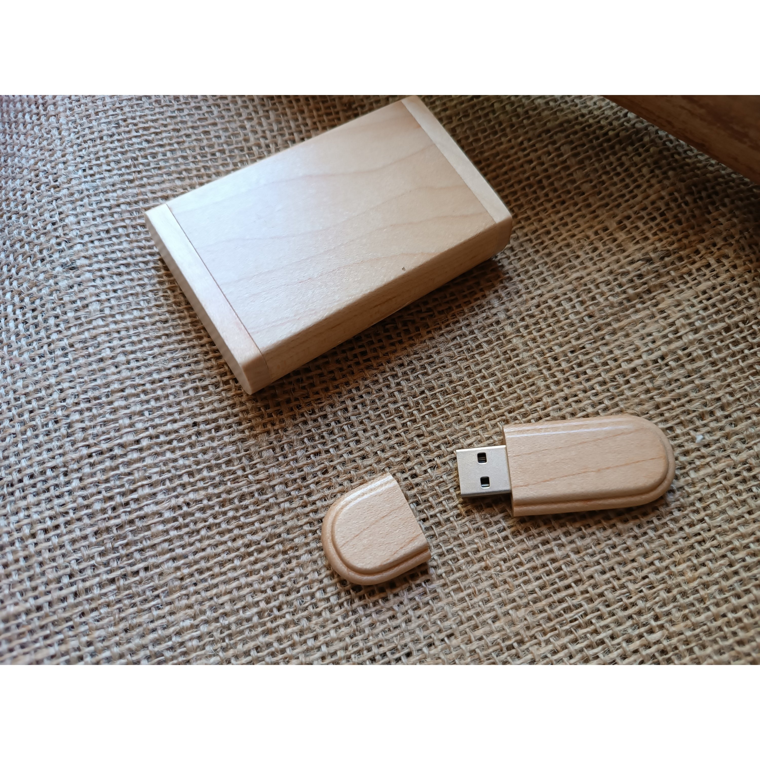 Memoria USB 2.0 de 32 GB grabada en estuche de madera de arce