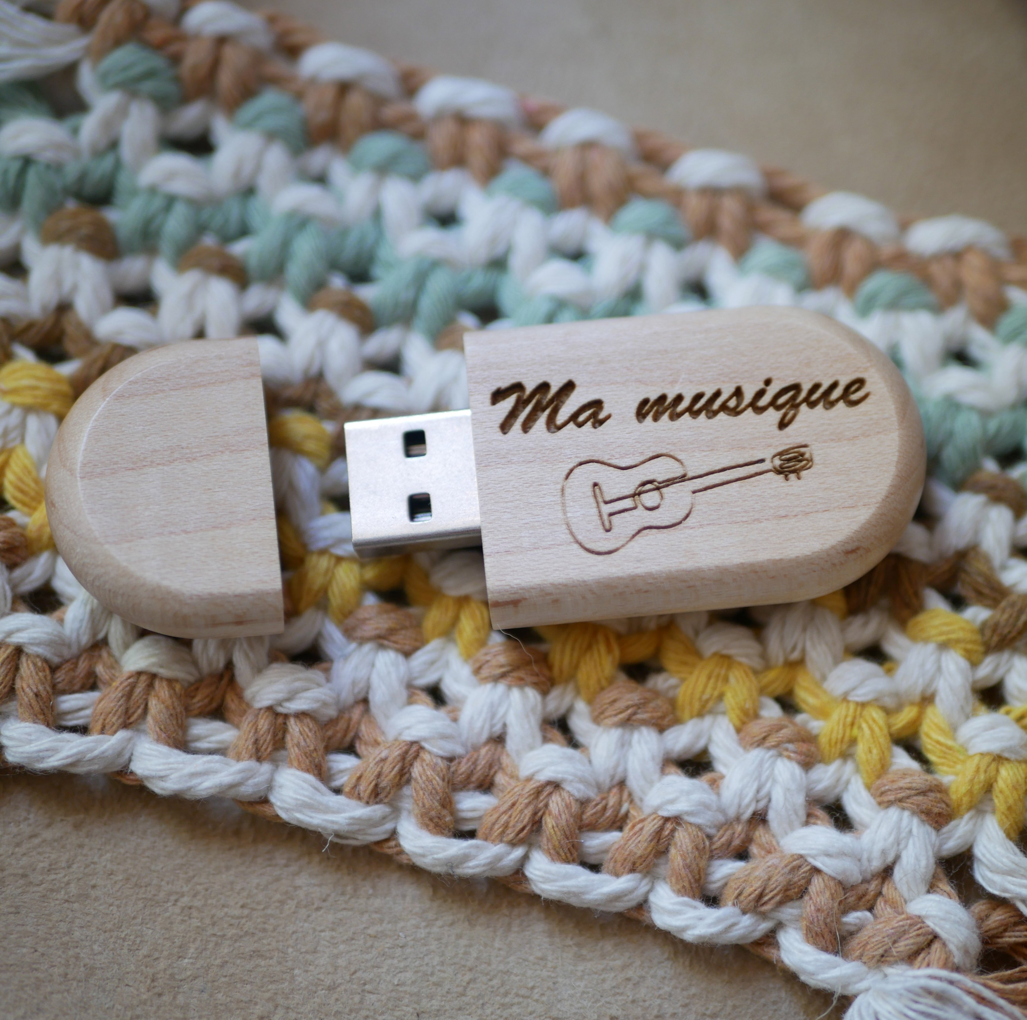 Llave USB ovalada personalizable mediante grabado, madera a elegir