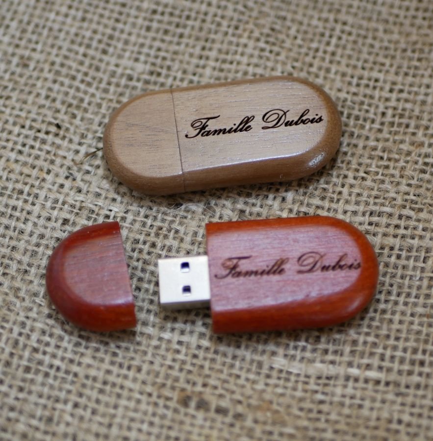 Llave USB ovalada personalizable mediante grabado, madera a elegir