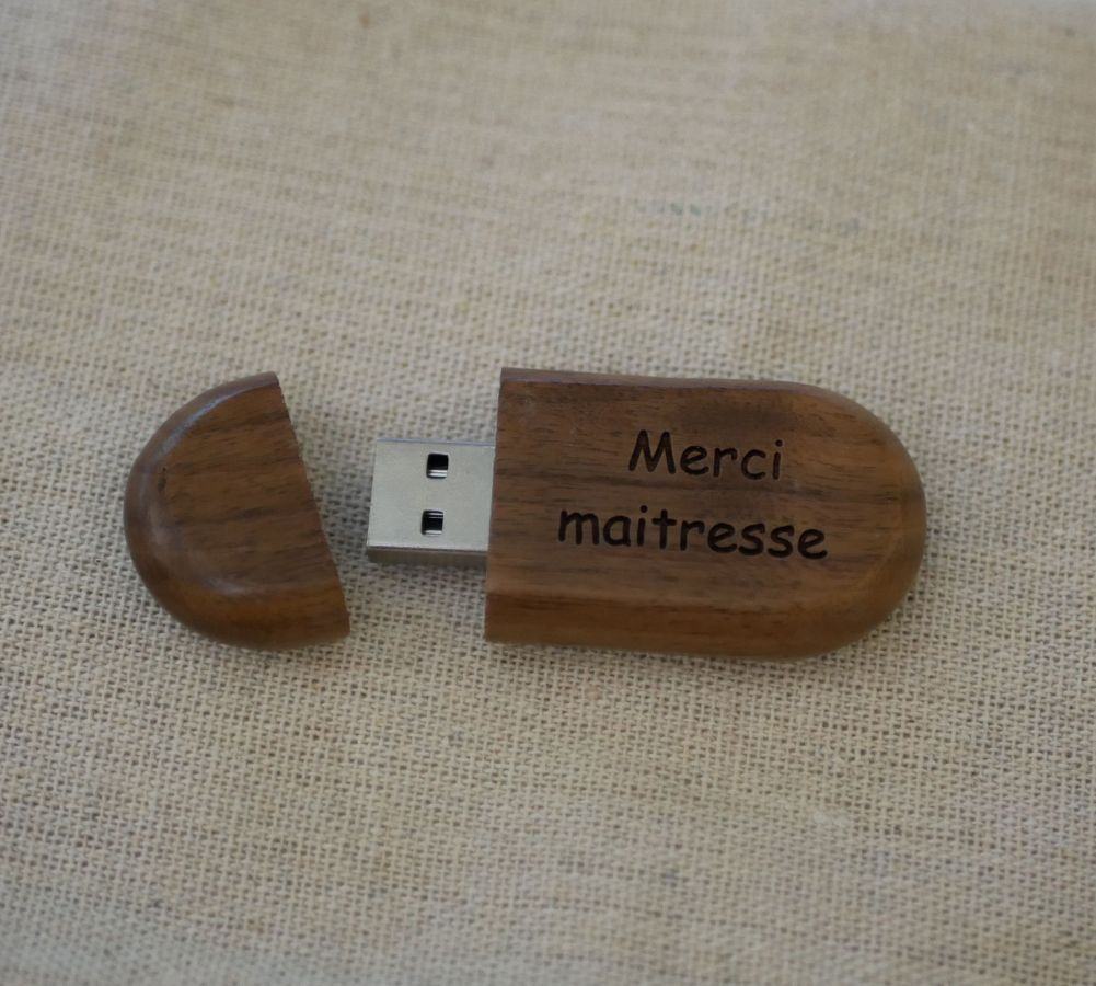 Llave USB ovalada personalizable mediante grabado, madera a elegir