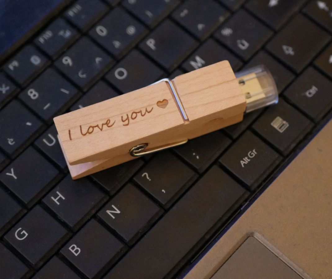 Llave USB de madera grabada para personalizar