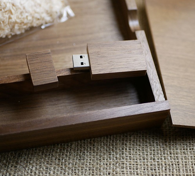 Clé USB en bois dans son coffret artisanal assorti.