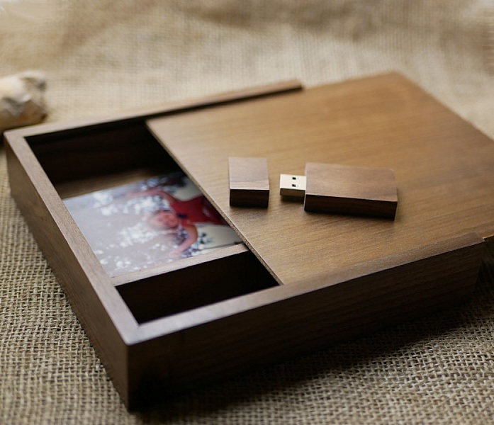 Coffret en bois avec clé USB et tirage photo.