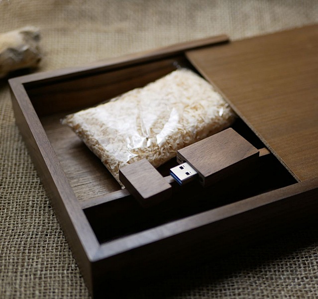 Clé USB en bois dans son coffret artisanal en bois.