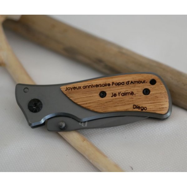 Navaja plegable con mango de madera grabado