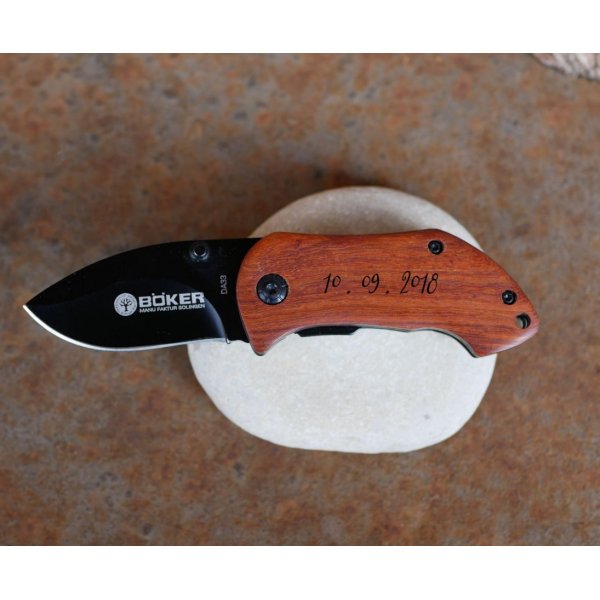 Cuchillo peque&ntilde;o con mango de madera para grabar