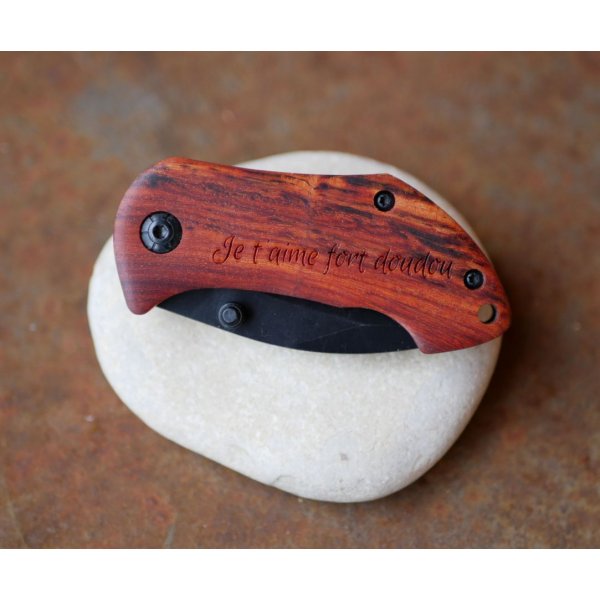 Cuchillo peque&ntilde;o con mango de madera para grabar