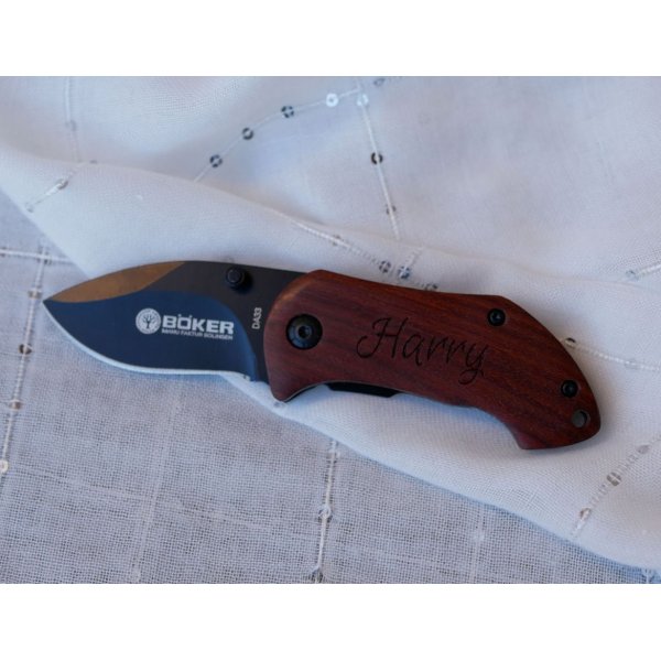 Cuchillo peque&ntilde;o con mango de madera para grabar