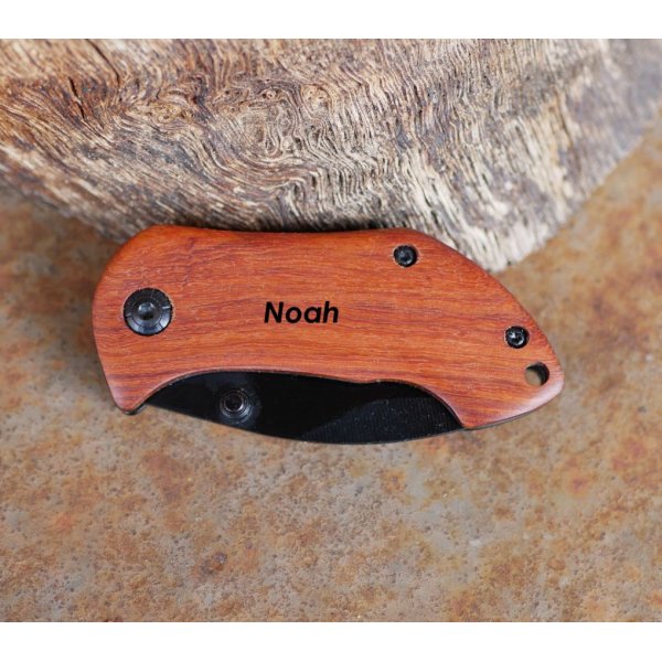 Cuchillo peque&ntilde;o con mango de madera para grabar