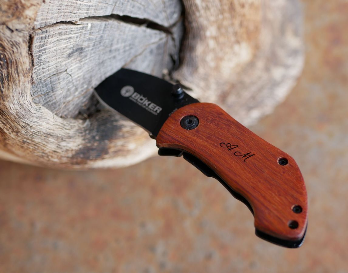 Cuchillo pequeño con mango de madera para grabar