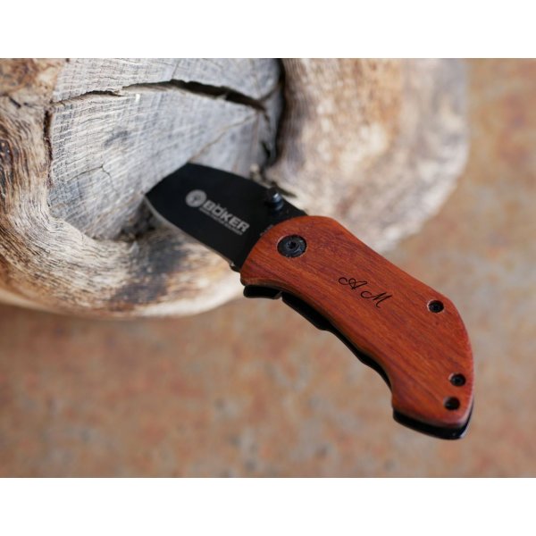 Cuchillo peque&ntilde;o con mango de madera para grabar