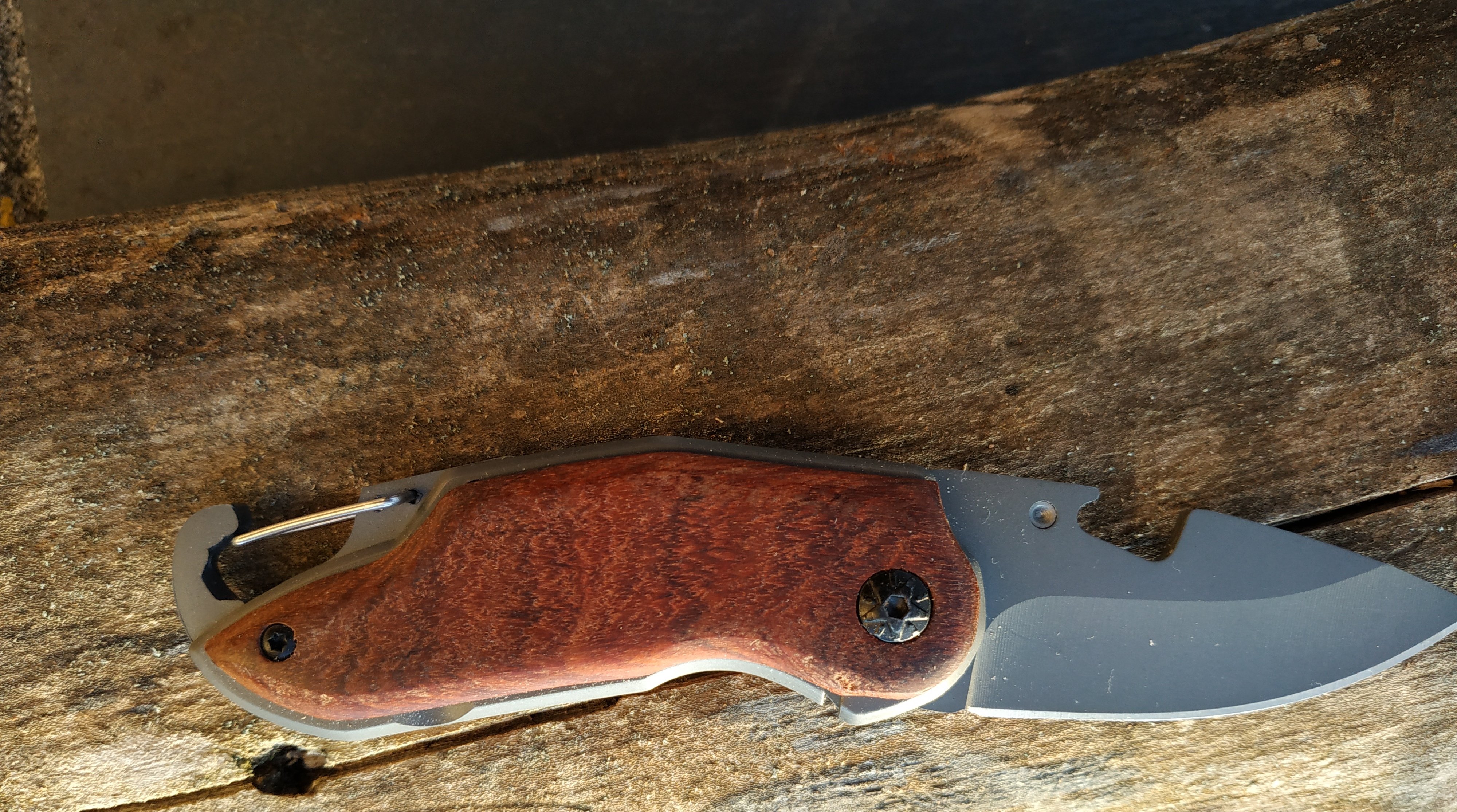 Navaja de bolsillo plegable, mango de madera con grabado