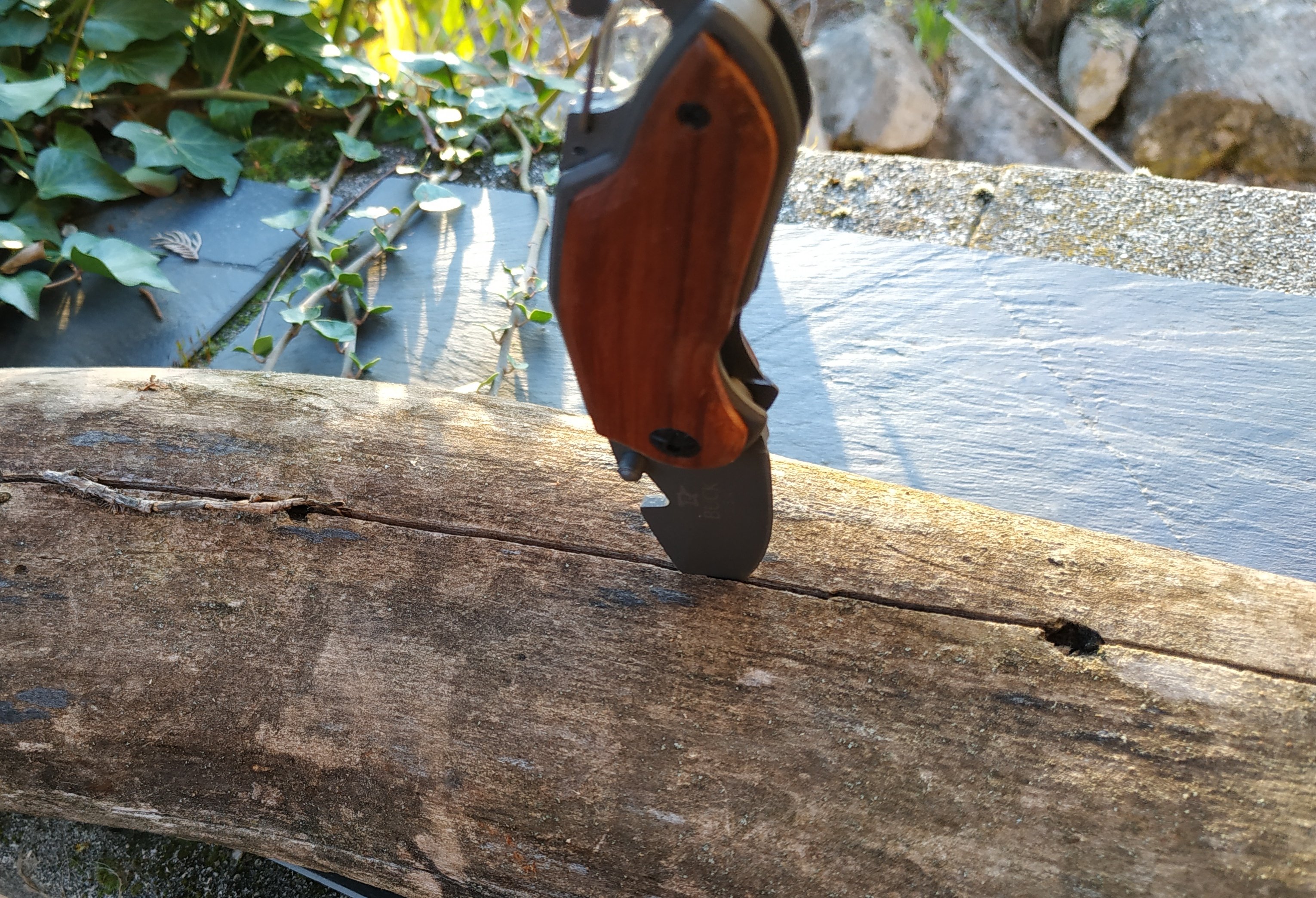 Navaja de bolsillo plegable, mango de madera con grabado
