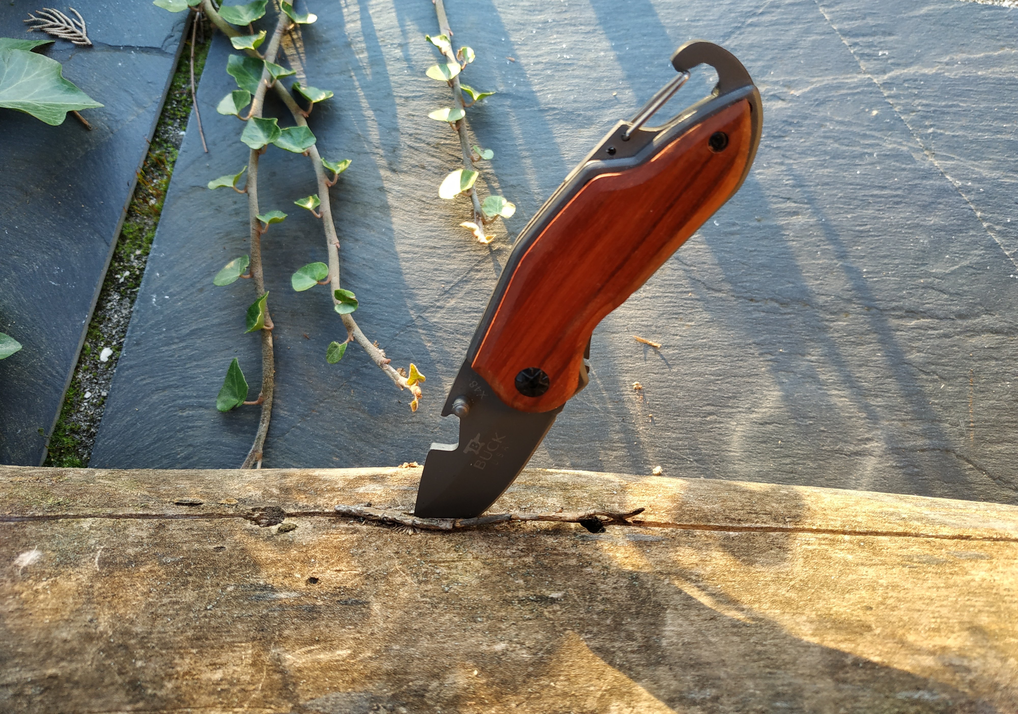 Navaja de bolsillo plegable, mango de madera con grabado