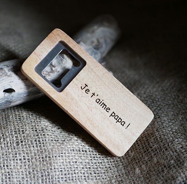 Décapsuleur en bois personnalisé avec gravure Je t'aime papa.