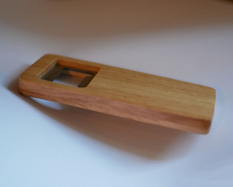 Décapsuleur artisanal en bois clair de la collection Mots de Bois.