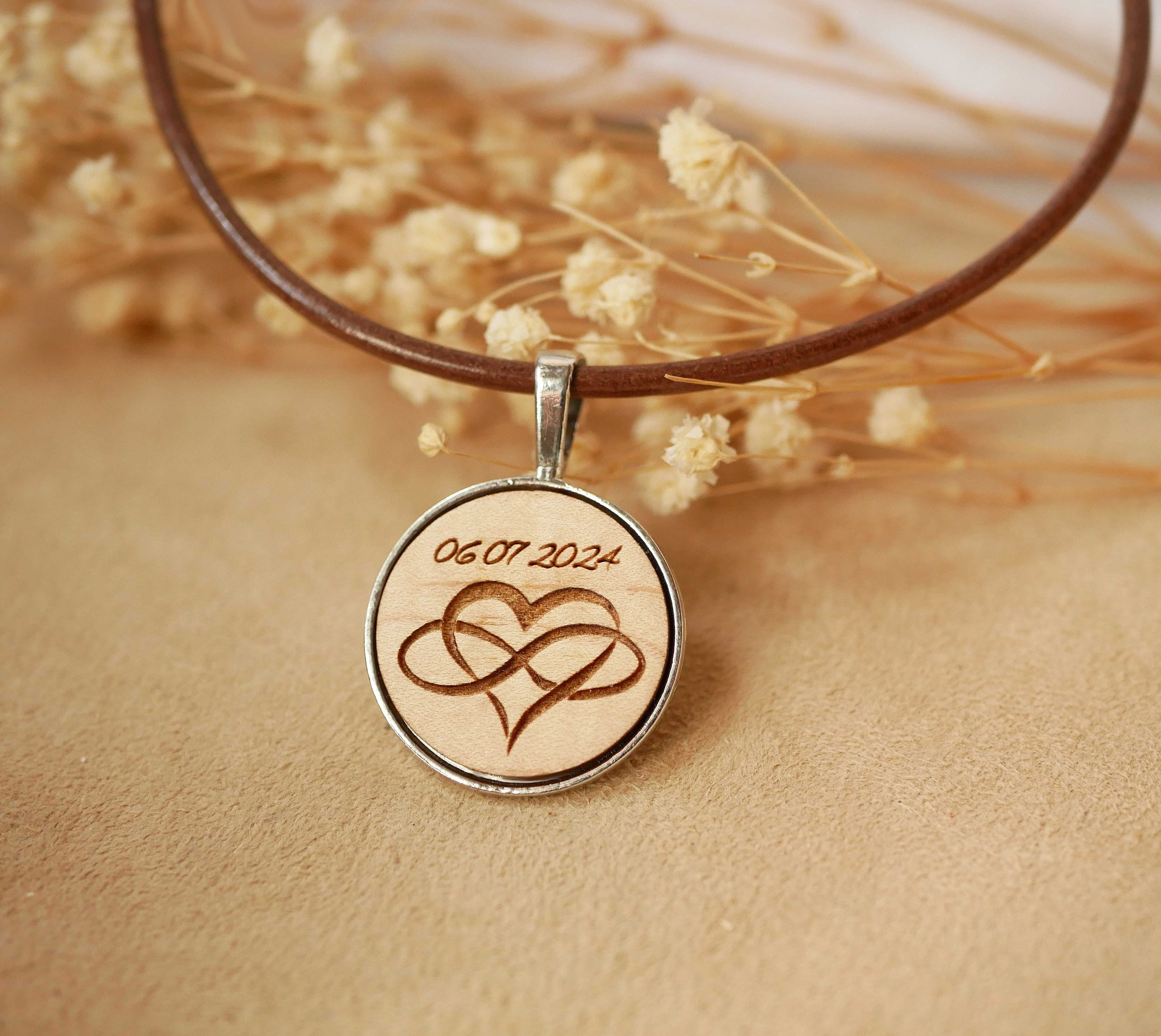 Medall&oacute;n de madera grabado en un collar europeo de cuero para personalizar 