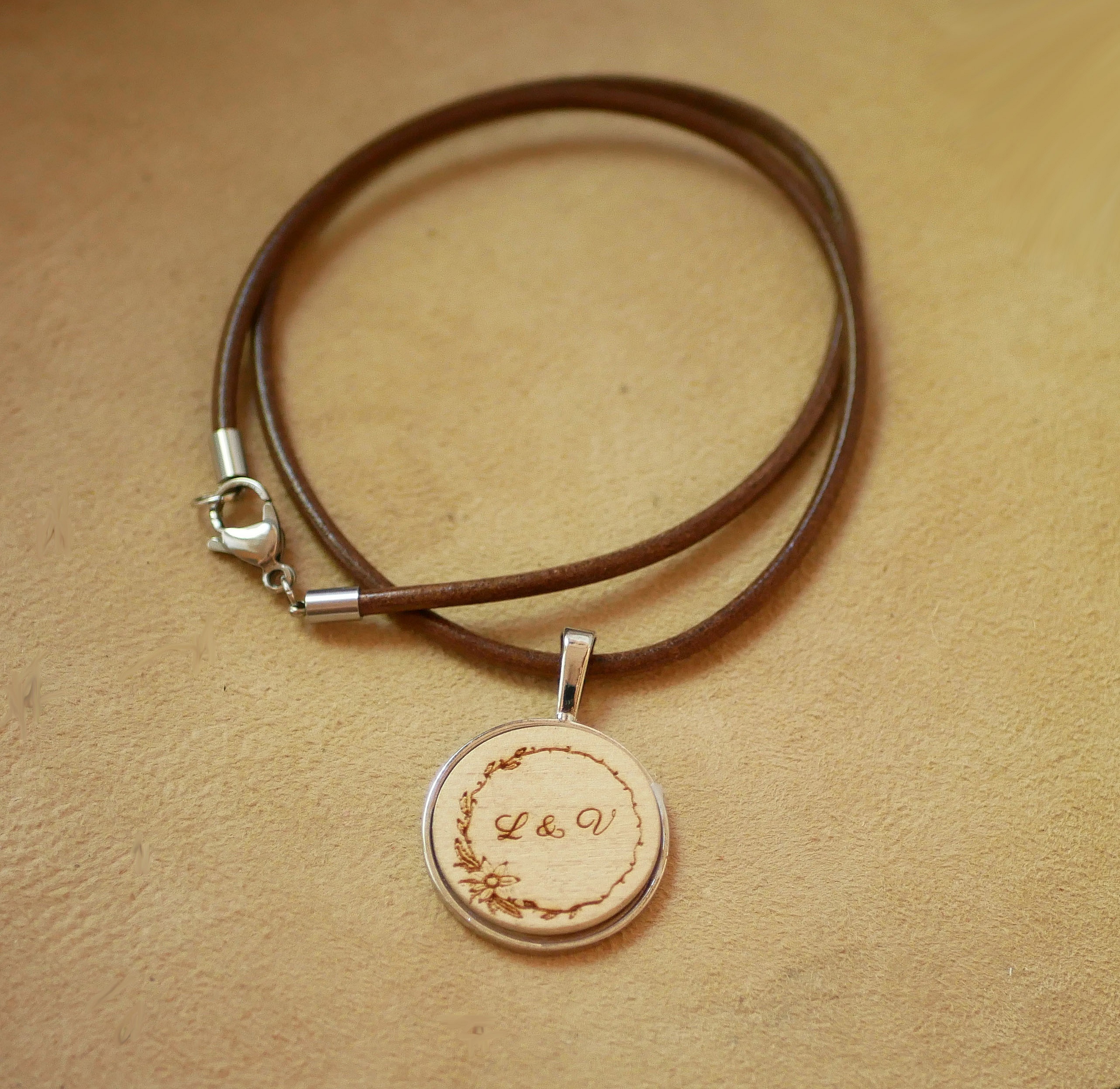 Medall&oacute;n de madera grabado en un collar europeo de cuero para personalizar 