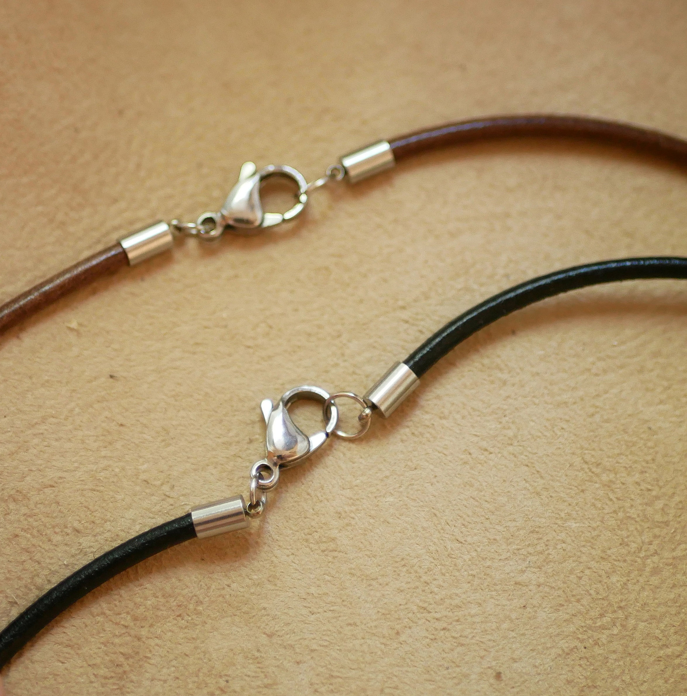 Medall&oacute;n de madera grabado en un collar europeo de cuero para personalizar 