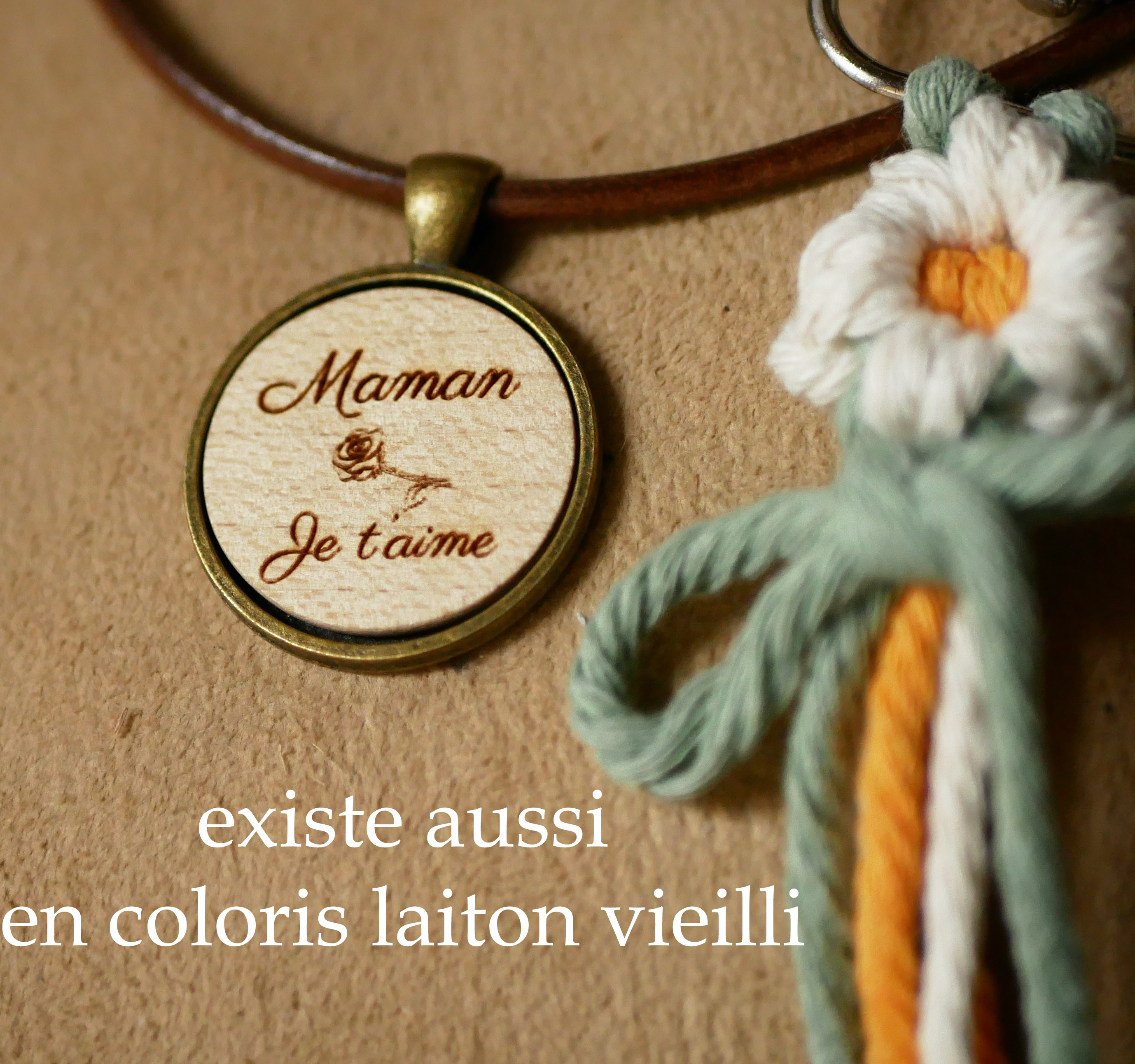 Medallón de madera grabado en un collar europeo de cuero para personalizar 