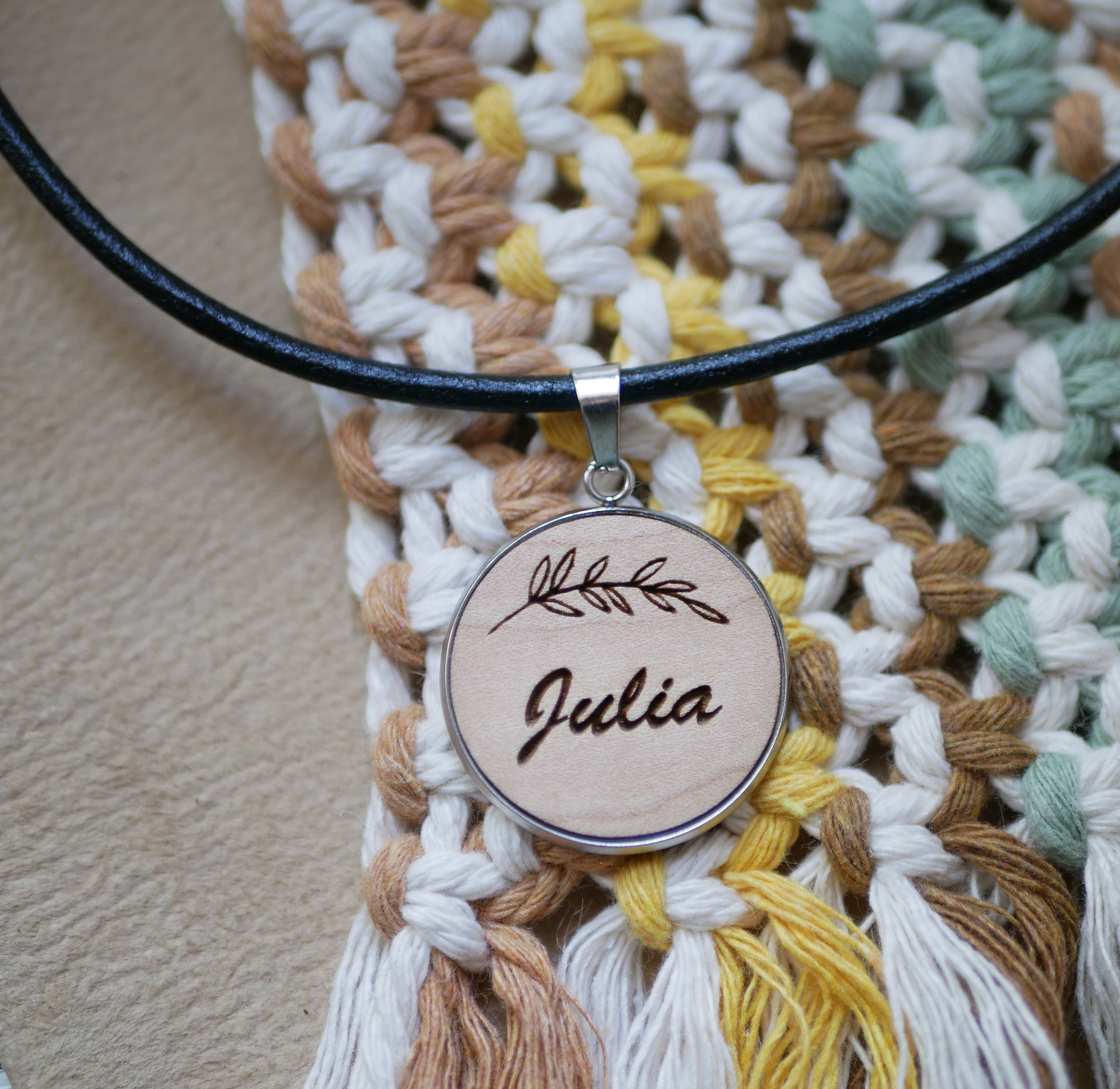 Medall&oacute;n de madera grabado en un collar europeo de cuero para personalizar 