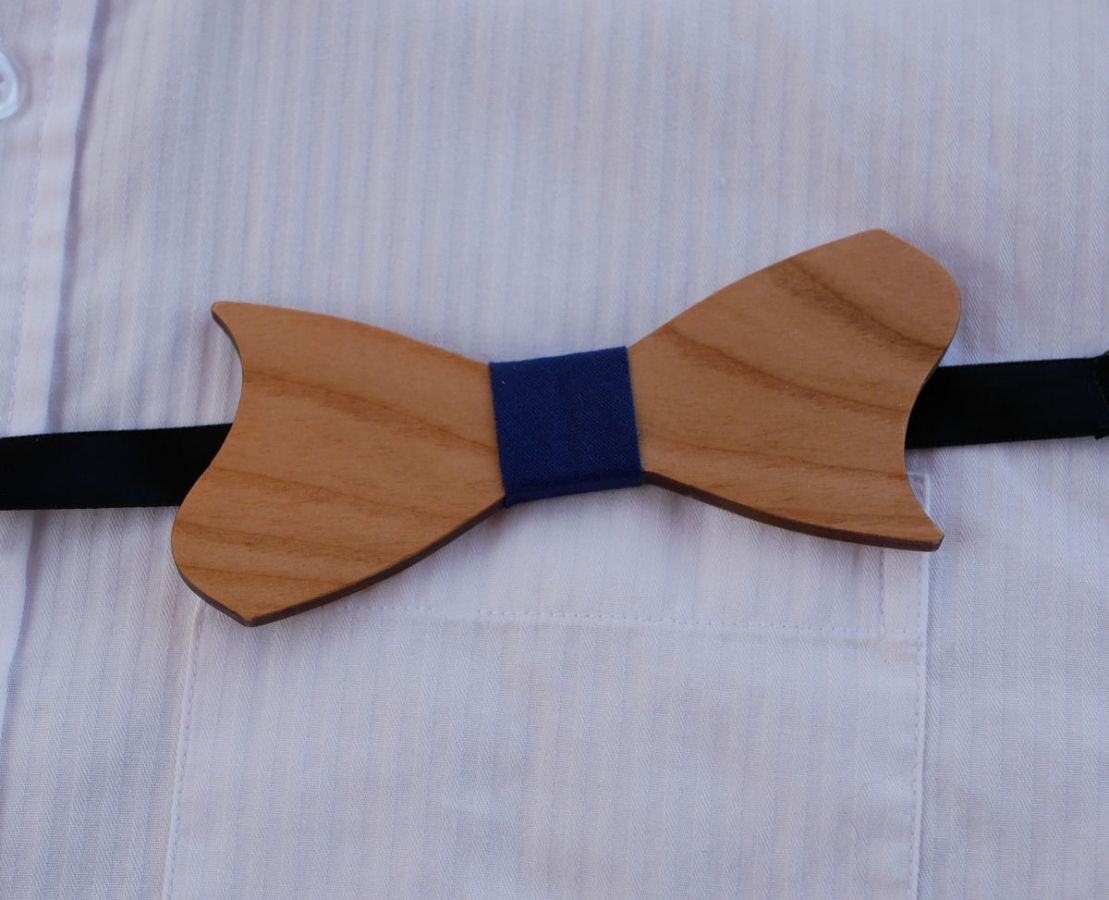 Original pajarita asimétrica de madera de cerezo para personalizar