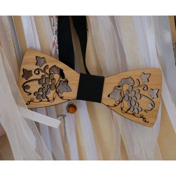 Pajarita de madera calada con vid y hojas hecha en Francia