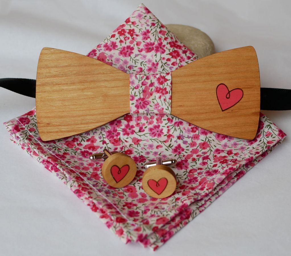 Pajarita de madera con corazón grabado y pintado para personalizar hecha en Francia