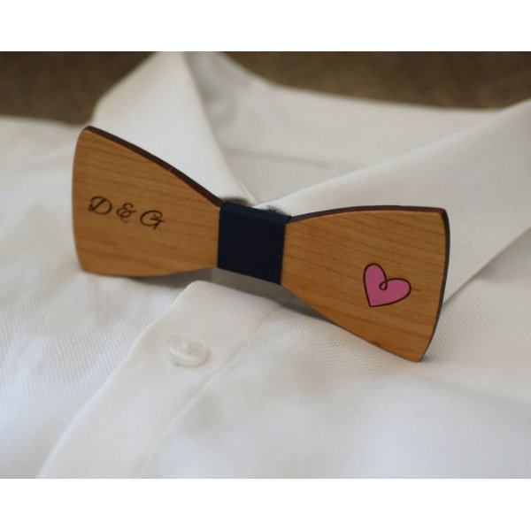 Pajarita de madera con coraz&oacute;n grabado y pintado para personalizar hecha en Francia