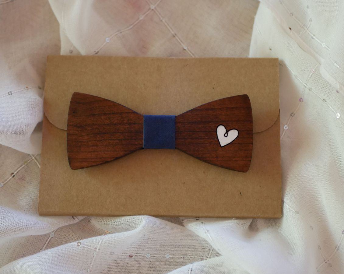 Pajarita de madera con corazón grabado y pintado para personalizar hecha en Francia