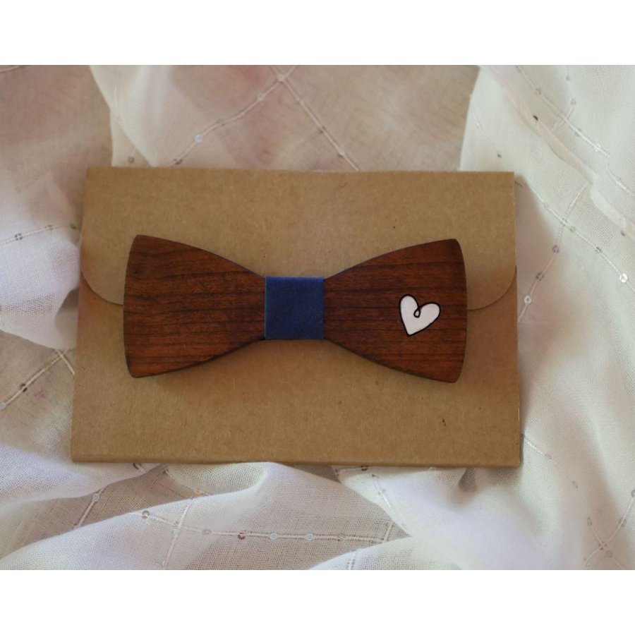 Pajarita de madera con corazón grabado y pintado para personalizar hecha en Francia